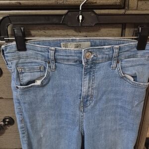 EUC Jamie Lightwash Blue Jeans Knee Distressed Waist: 13",Length:26",Rise:9"